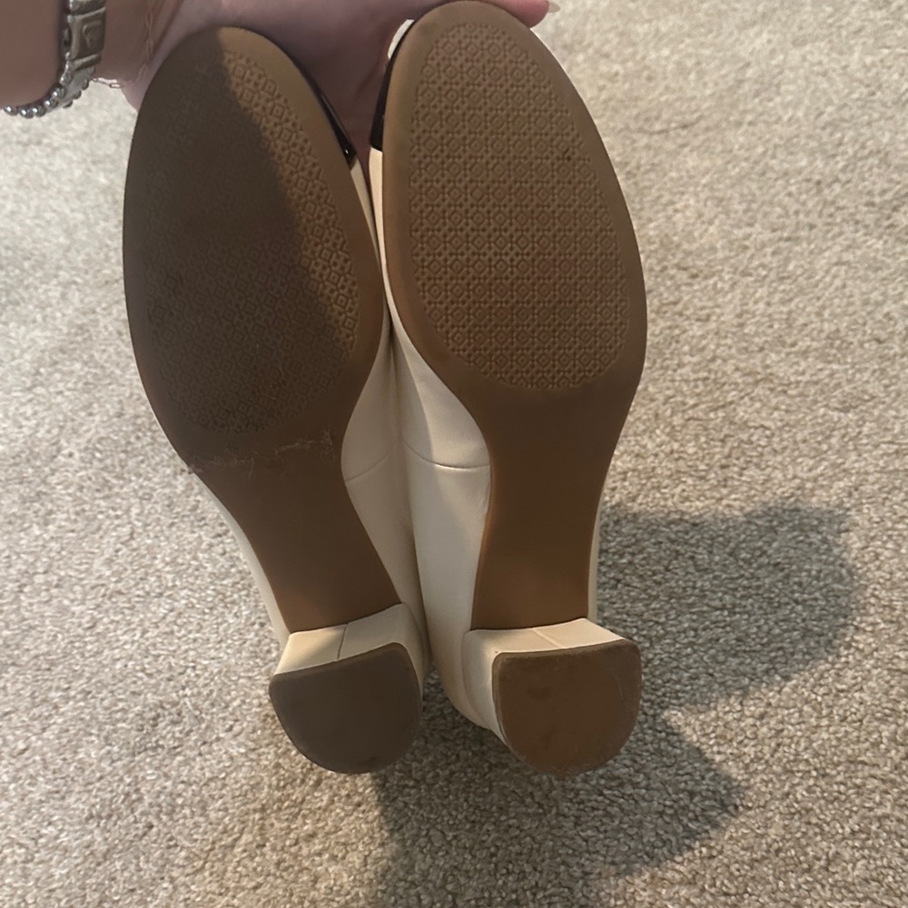 Tory Burch Two-Tone Ivory and Black Leather Ballet Flats with Gold Logo - Picture 3 of 8